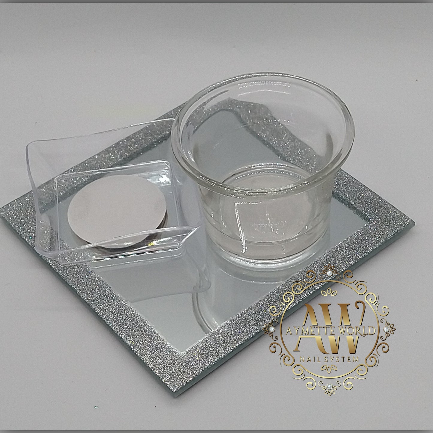 Platos redondos y cuadrados, dorados y plateados