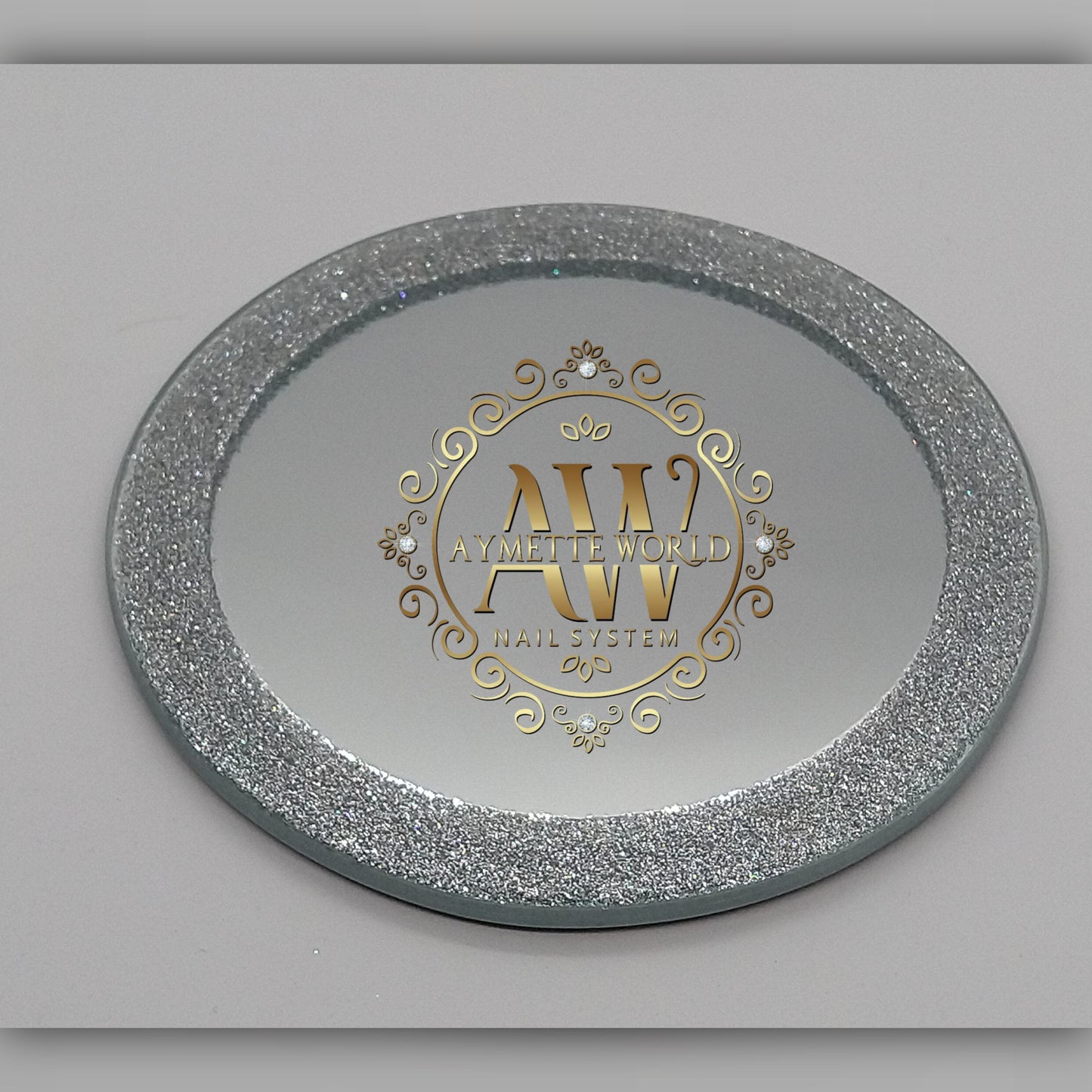 Platos redondos y cuadrados, dorados y plateados