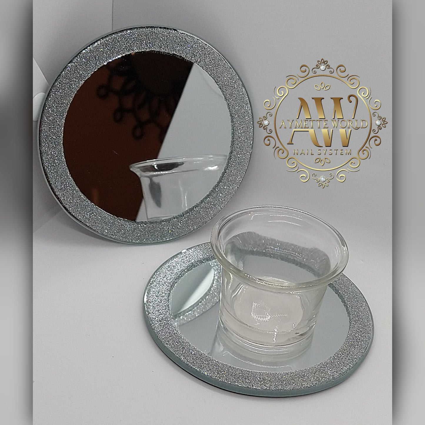 Platos redondos y cuadrados, dorados y plateados