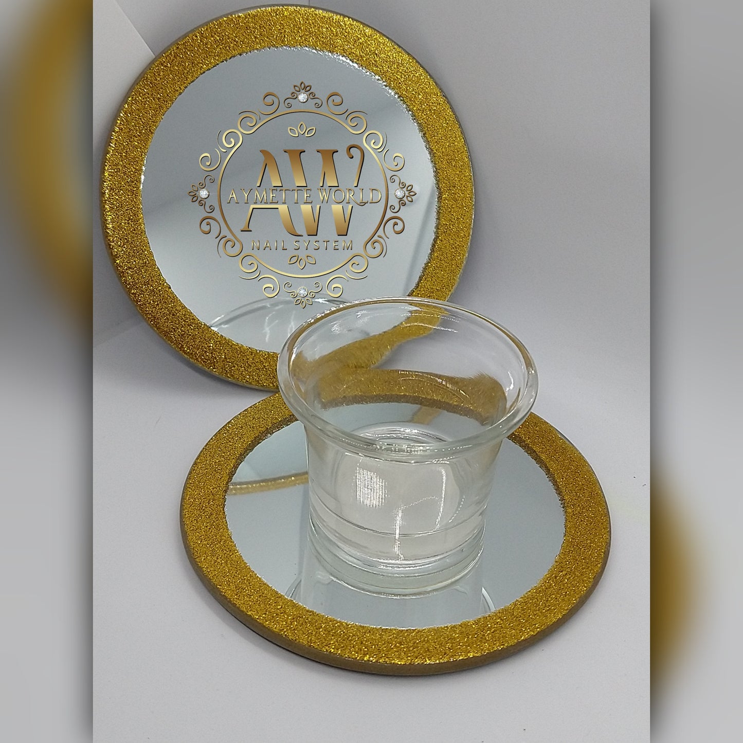 Platos redondos y cuadrados, dorados y plateados