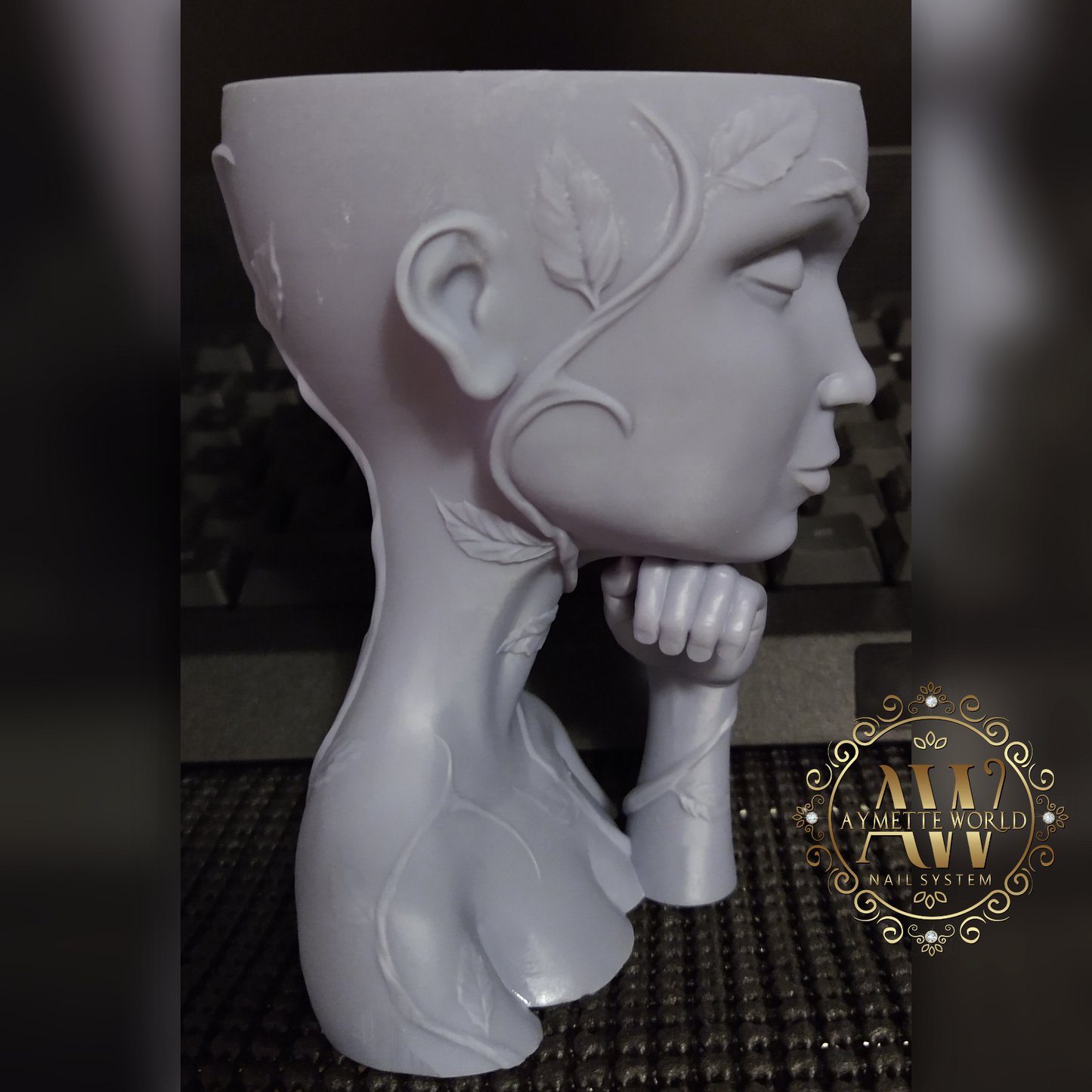 Pensitive Dolls/Muñeca con mano en la barbilla