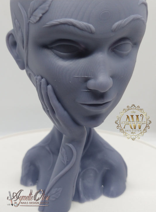 Muñeca de resina mano en la cara