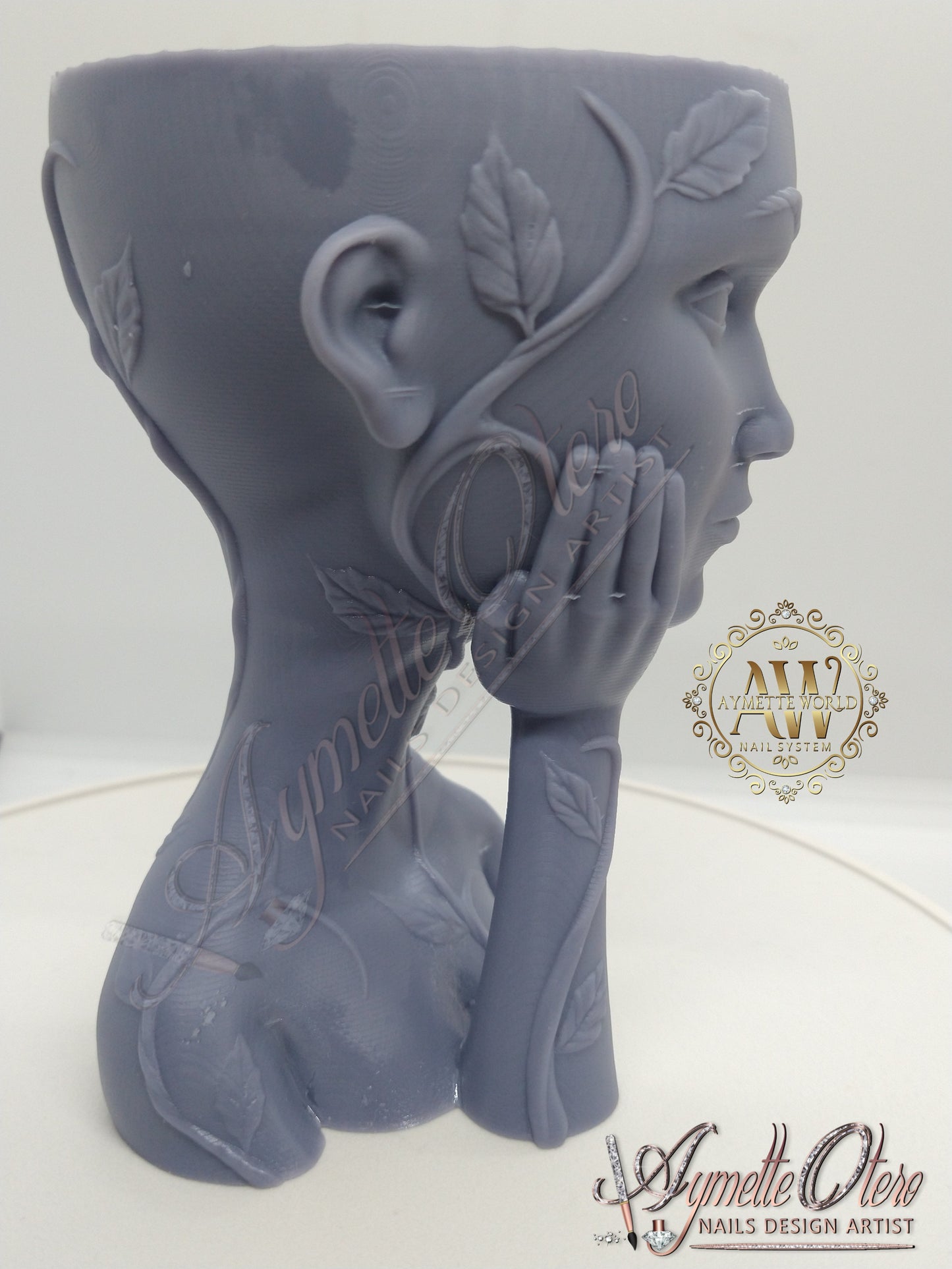 Muñeca de resina mano en la cara