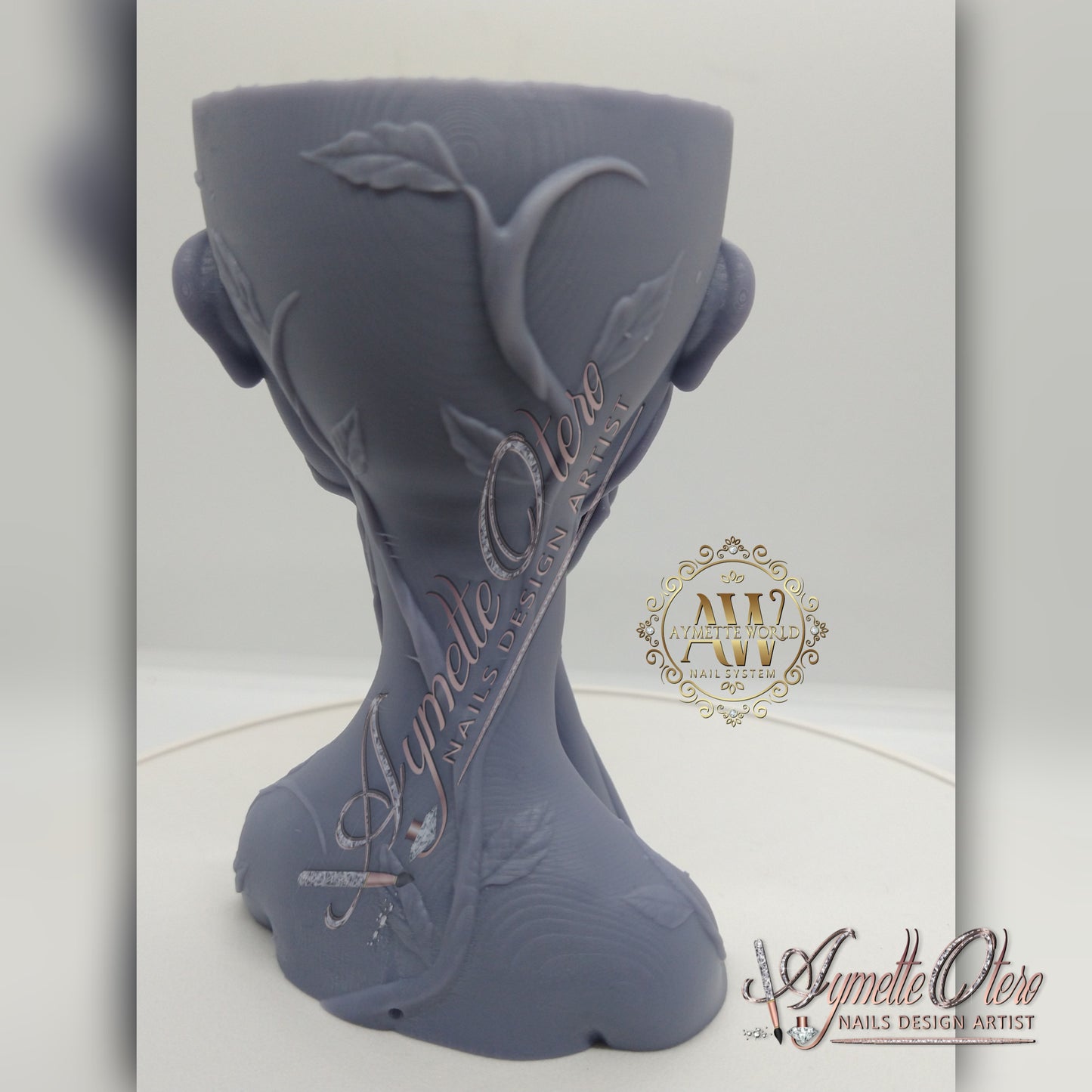 Muñeca de resina mano en la cara