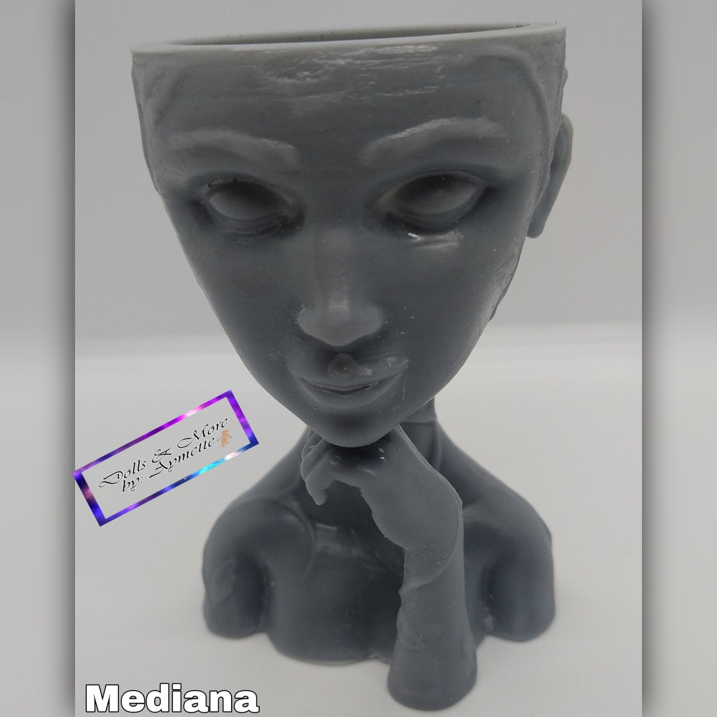 Pensitive Dolls/Muñeca con mano en la barbilla pequeña