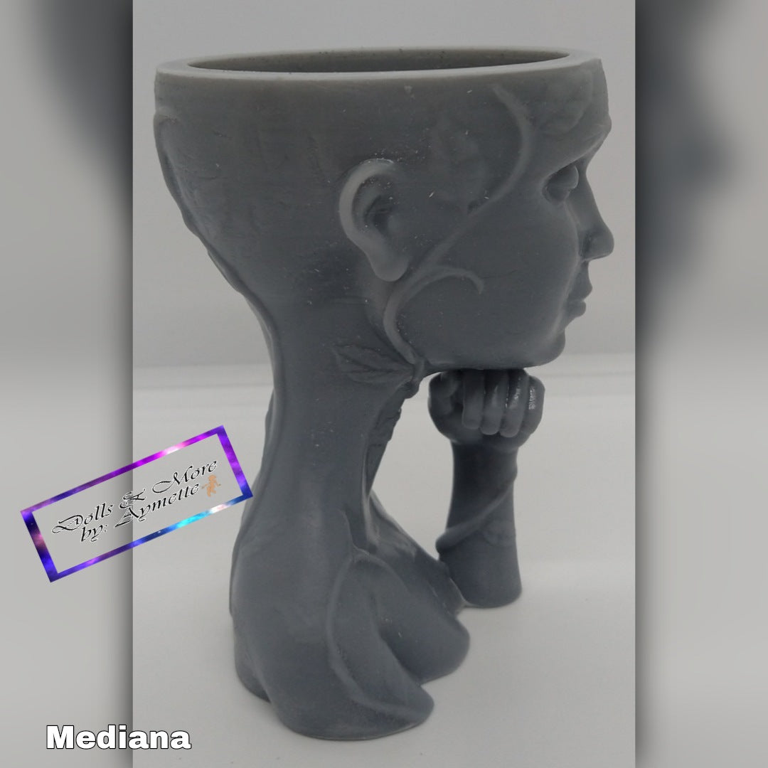 Pensitive Dolls/Muñeca con mano en la barbilla pequeña