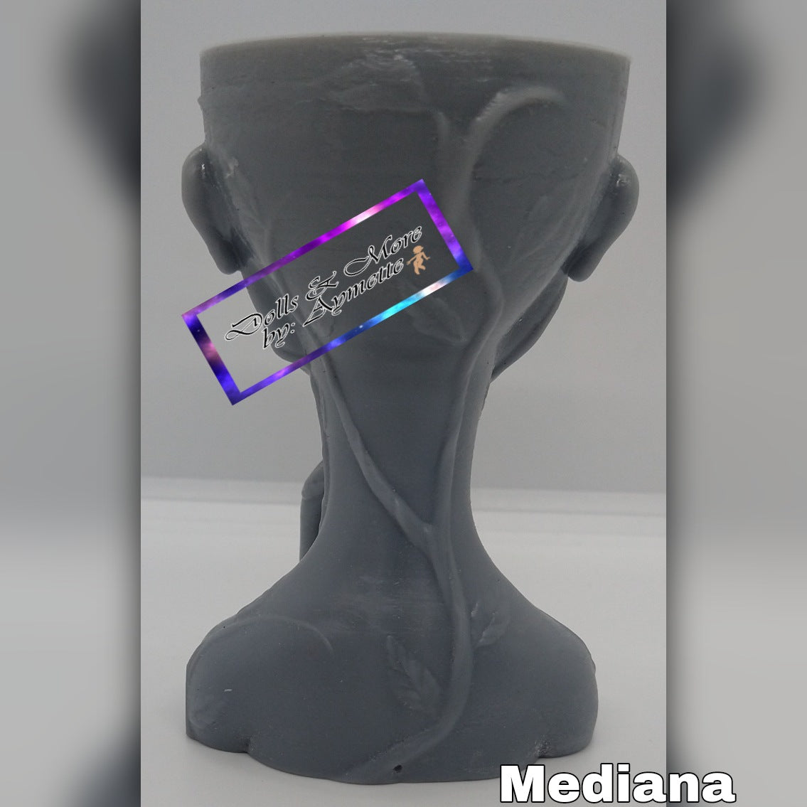 Pensitive Dolls/Muñeca con mano en la barbilla pequeña