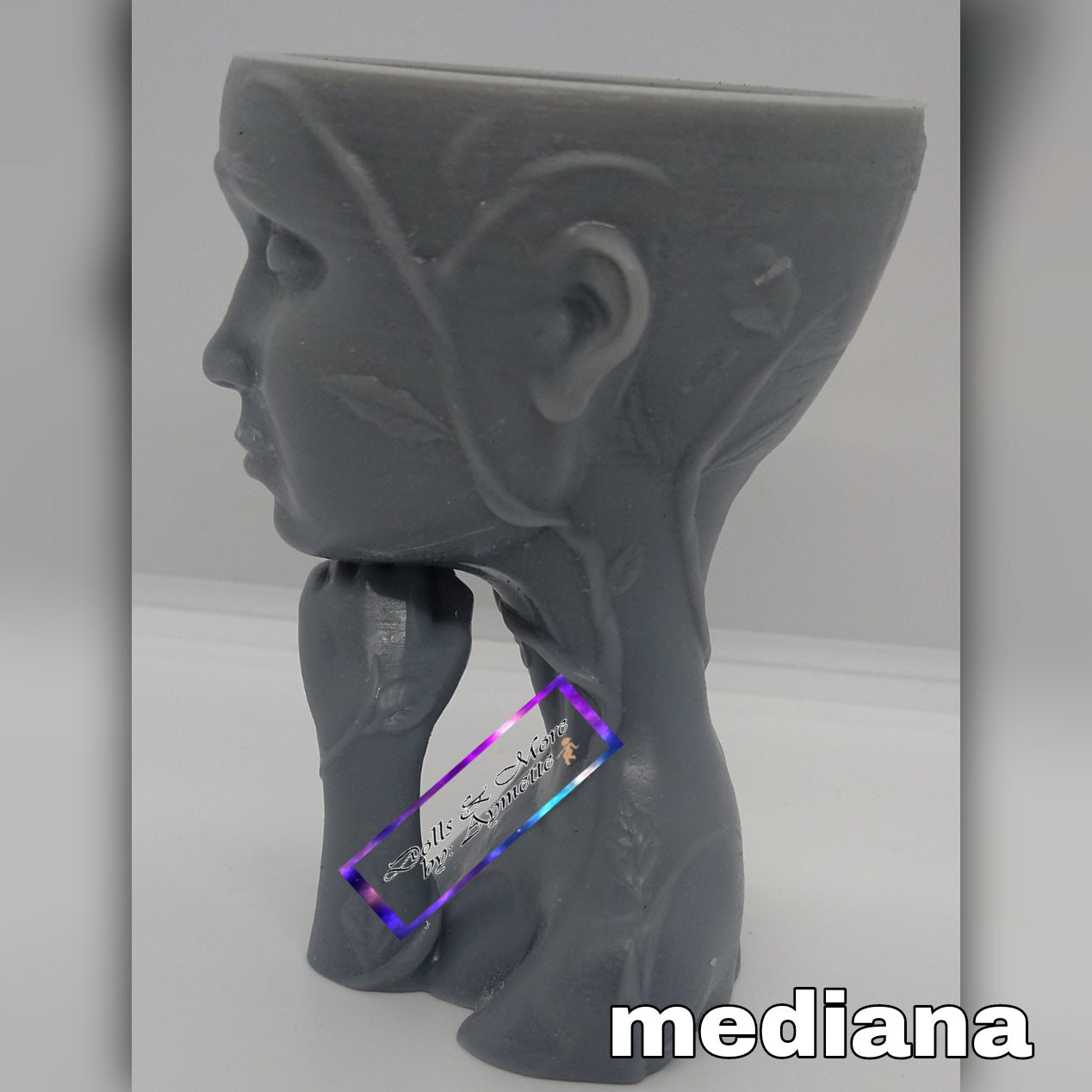 Pensitive Dolls/Muñeca con mano en la barbilla pequeña