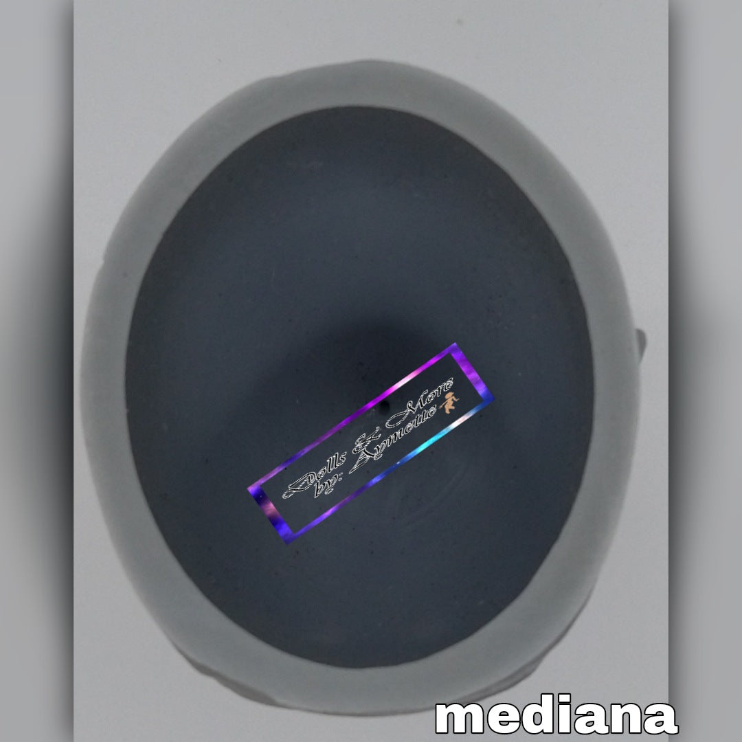 Pensitive Dolls/Muñeca con mano en la barbilla pequeña